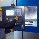 Оператор работает за токарным станком с наклонной станиной AVIA